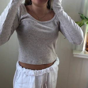 Beige ribbad långärmad topp från HM stl M - Knappt använd, säljs pga att den inte kommer till användning🌸⚡️