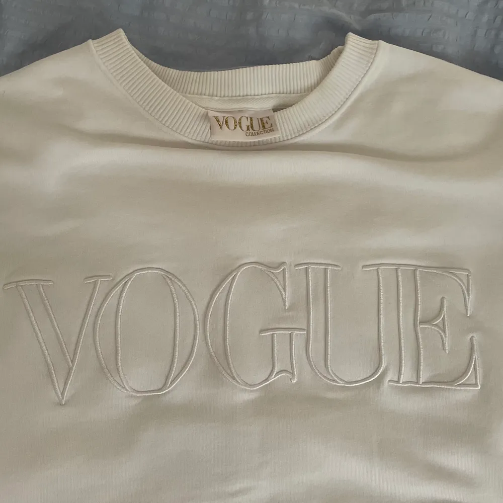 Säljer denna jättefina Vogue Sweatshirten i vitt. Älskar den och tycker den är så himla cool, men det är dags för den att fara vidare.💕 hör av dig om du har frågor eller vill ha fler bilder. Tröjor & Koftor.