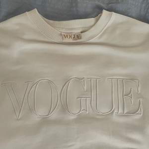 Säljer denna jättefina Vogue Sweatshirten i vitt. Älskar den och tycker den är så himla cool, men det är dags för den att fara vidare.💕 hör av dig om du har frågor eller vill ha fler bilder