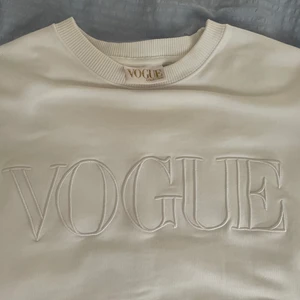 Vogue sweatshirt  - Säljer denna jättefina Vogue Sweatshirten i vitt. Älskar den och tycker den är så himla cool, men det är dags för den att fara vidare.💕 hör av dig om du har frågor eller vill ha fler bilder