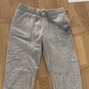 Juciy couture byxor  - Nästan oanvända gråa juciy couture byxor
