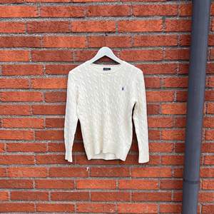 Något använd vit stickad sweatshirt från Ralph Lauren. Nypris ca. 1100kr 