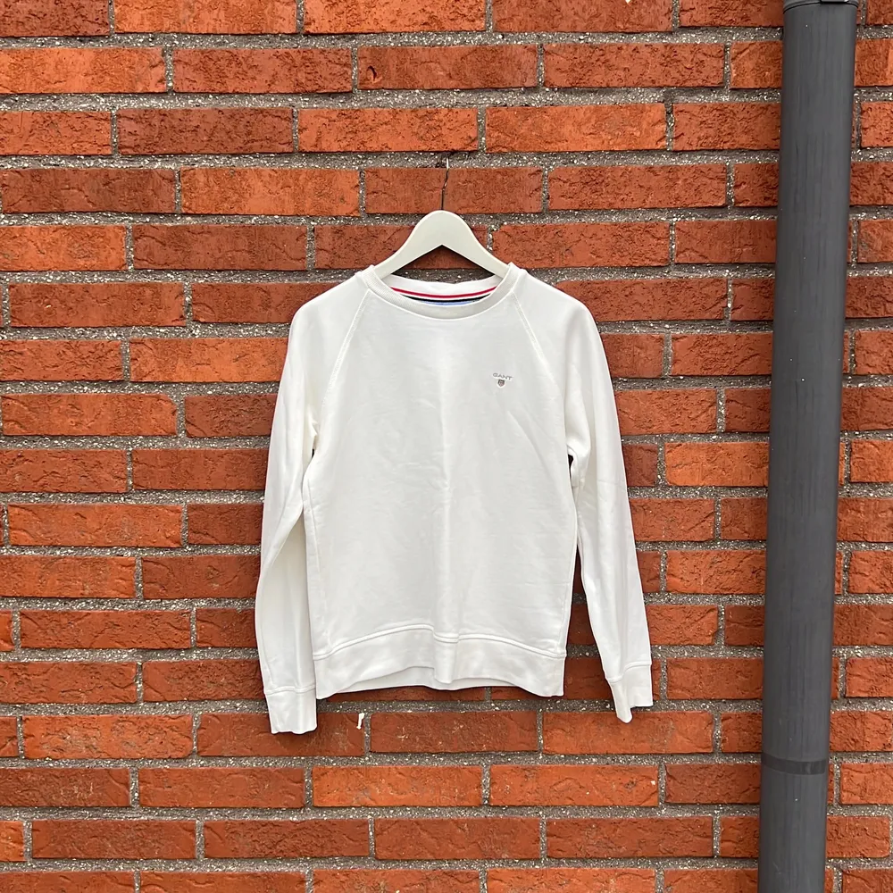 En vit sweatshirt från gant, i princip oanvänd dvs i nyskick. Nypris 699kr. . Tröjor & Koftor.