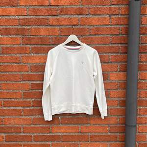 En vit sweatshirt från gant, i princip oanvänd dvs i nyskick. Nypris 699kr. 
