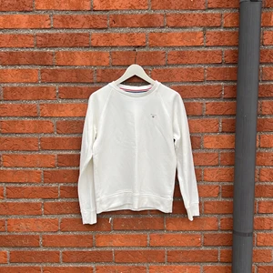 Gant sweatshirt - En vit sweatshirt från gant, i princip oanvänd dvs i nyskick. Nypris 699kr. 
