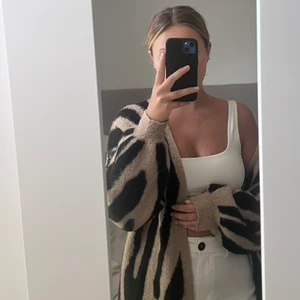 NAKD kofta - Denna fina kofta från NAKD har tyvärr inte kommit till användning. XS men väldigt oversized. Säljer för 150! Pris kan diskuteras vid snabb affär 🥰