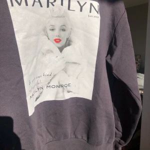 Sweatshirt - Sweatshirt med tryck av Marilyn Monroe. Riktigt cool tröja tycker asså. Bra skick👌❣️