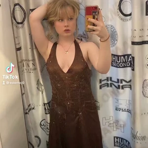 Brun klänning - Sjukt fin klänning jag köpt på humana i Malmö. Skulle egentligen haft den till min bal men det blev en annan klänning. Jätte fint material. Aldrig använd. Skriv privat för fler frågor/bilder!  Köparen står för frakten<3