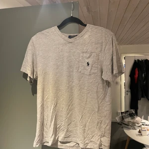 Skön polo t-shirt  - Storlek är M men är för pojkar från 10-12 så passar bra på en S-M storlek tjej  Skriv för mer info 😃