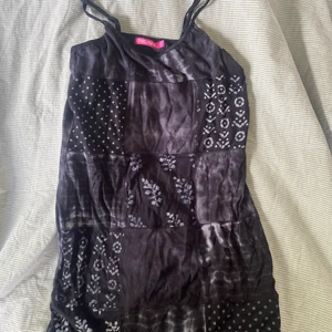 Linne/klänning/tunika  - Ett fint linne som är lite längre så kan användas som klänning eller tunika också. Linnet har patchwork på vilket gör den unik. Den är sjukt cool men säljer tyvärr då den blivit för liten för mig.  Bara att höra av sig om ni vill ha fler bilder.