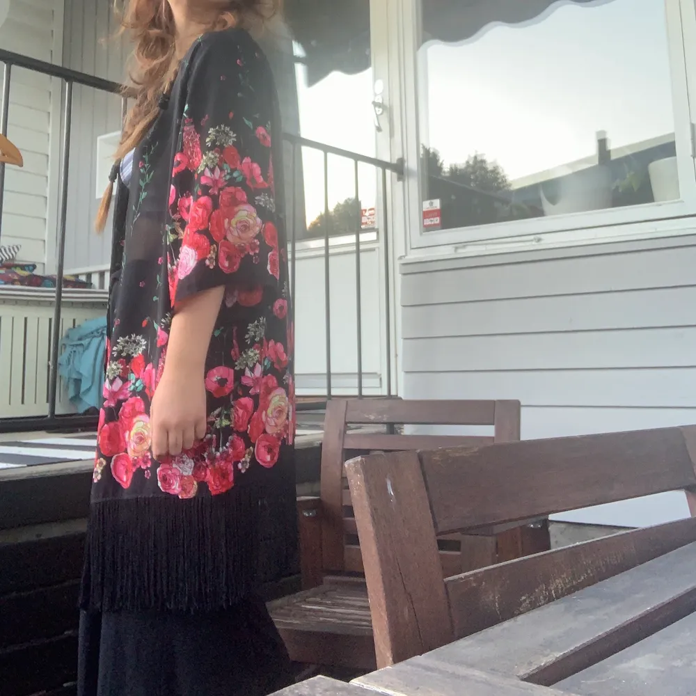Blommig ”kimono” med fransar nedtill. Jag är 170 och den sitter löst och flowy på mig.. Tröjor & Koftor.