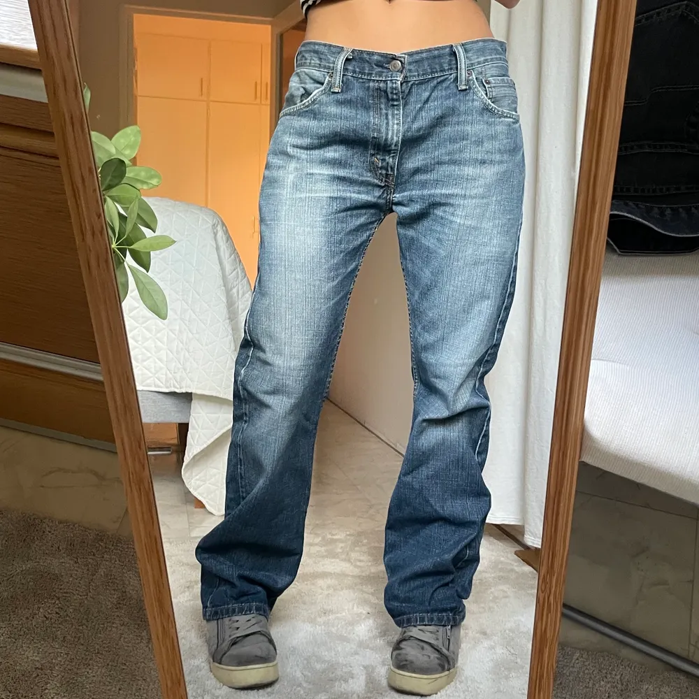 Lågmidjade jeans från levis för 300 kr❤️76 innebenslängd ,  85 cm midjemått . Jag är 165. . Jeans & Byxor.