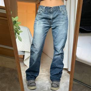 Lågmidjade jeans från levis för 300 kr❤️76 innebenslängd ,  85 cm midjemått . Jag är 165. 