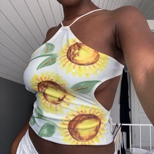 Croptop med öppen rygg  - Finaste toppen med öppen rygg och broderade pärlor | Fint skick | Köpare står för frakt ❣️