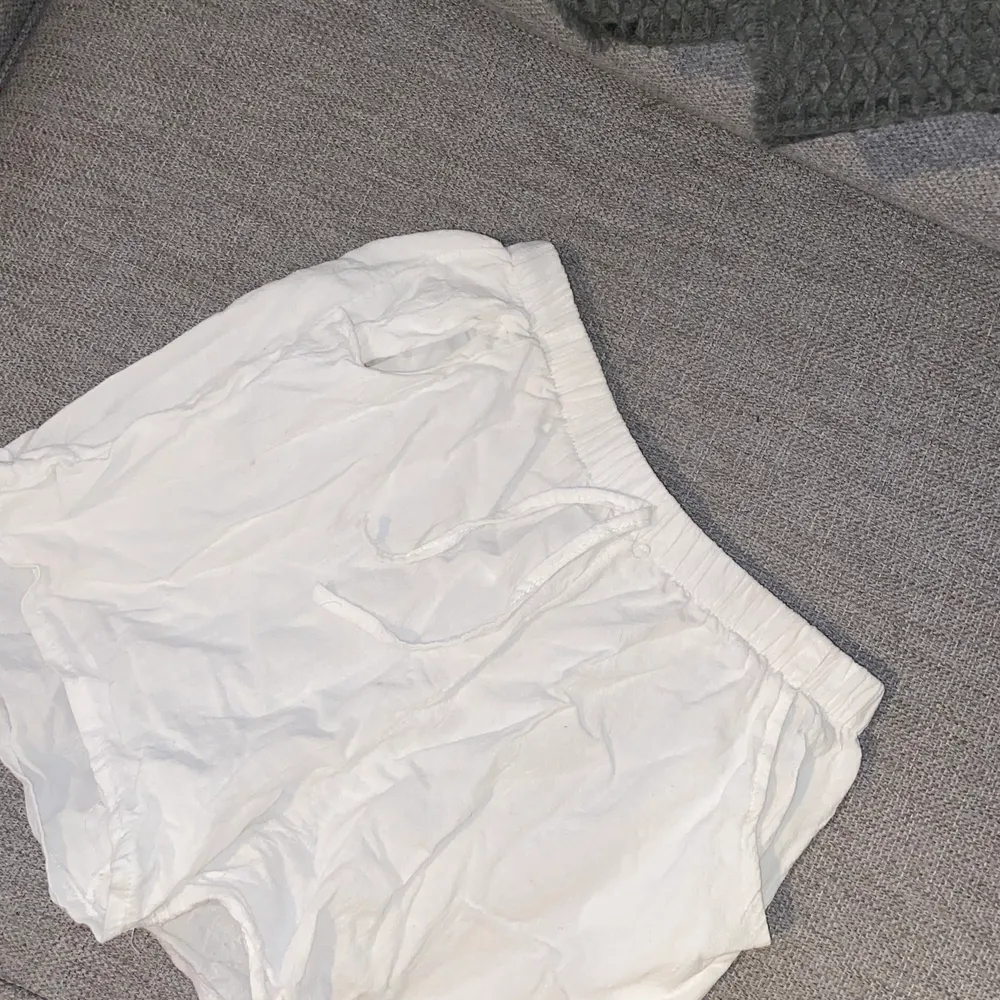 Vita shorts i linne material från shien🤍 Aldrig använda. Passar storlek S. Säljer för 70kr plus frakt.. Shorts.