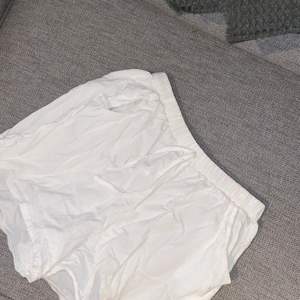 Vita shorts i linne material från shien🤍 Aldrig använda. Passar storlek S. Säljer för 70kr plus frakt.