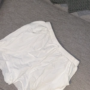 Linne shorts  - Vita shorts i linne material från shien🤍 Aldrig använda. Passar storlek S. Säljer för 70kr plus frakt.