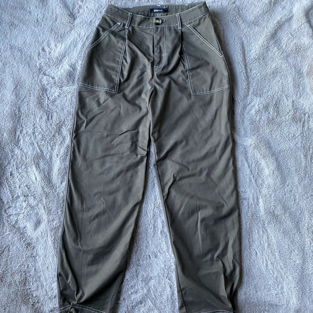 Säljer dessa gröna byxor i storlek xs från Gina tricot, endast provade!💗. Jeans & Byxor.