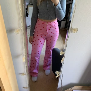 Rosa jeans med hjärtan  - Rosa jeans med hjärtan, säljer för de aldrig kommer till användning. Jag är 163 
