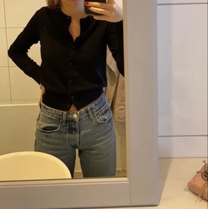 Finstickad kofta!❤️ - Finstickad kofta ifrån hm!❤️ Säljer då jag har två likadana. Tröjan är aldrig använd och är i nyskick❤️ skriv privat för fler bilder!!❤️ Nypris: 130kr❤️ LÅNAD BILD!!❤️ 