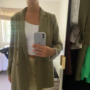 Kavaj - Skitsnygg kavaj/blazer från h&m, jättefin grön färg. Sitter lite oversized.