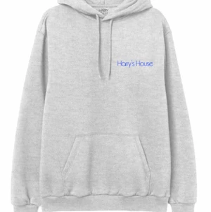 Harry Styles Meach - En Harry Styles hoodie i storlek M. Köpt i Stockholm på hans konsert. Använd ca 5 ggr och tvättad 2.🫶🫶