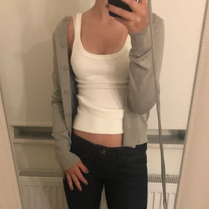 Gråaktig Kofta - Säljer nu denna jättefina gråaktiga kofta från H&M🥰 Den är i jättebra skick då den bara använts ca 5 gånger. Köptes för 100kr och säljes för 70kr🤩 Storlek S och köparen står för frakt!