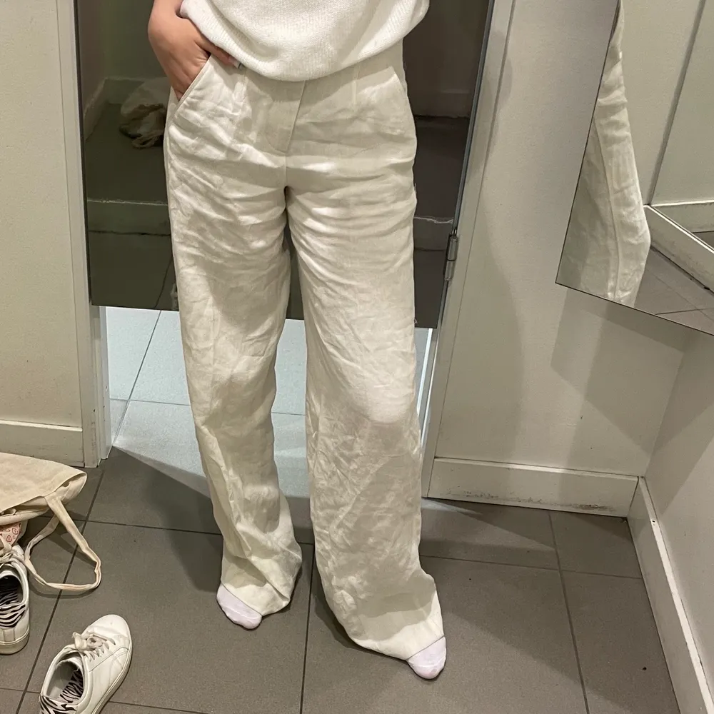Undrar om ngn skulle vara inav dessa Zara linne byxor 😻skriv ett pris ni skulle kunnat tänka er betala  FRI FRAKT . Jeans & Byxor.
