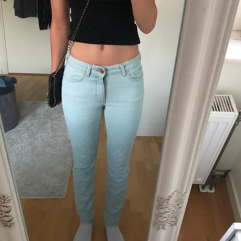 Säljer nu dessa jeans som är i den finaste ljusblåa färgen!🥰 Jag vet inte storleken men de passar perfekt på mig som har storlek 32-34 i jeans. De köptes för 120kr och säljer för 70kr+ frakt!🤩. Jeans & Byxor.