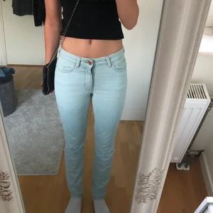 Blå Jeans - Säljer nu dessa jeans som är i den finaste ljusblåa färgen!🥰 Jag vet inte storleken men de passar perfekt på mig som har storlek 32-34 i jeans. De köptes för 120kr och säljer för 70kr+ frakt!🤩