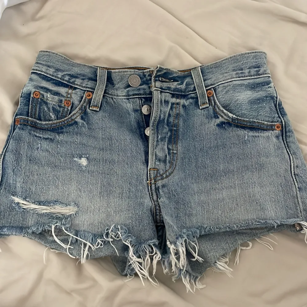 Jeansshorts från levi's, populär modell. Aldrig använda pga fel storlek. Nypris 799:-. Shorts.