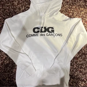 Comme des garcons Hoodie - Vit Comme des Garcons, S/M, 8/10 Använd men bra skick utan något slitage. Nypris 3500kr. Skriv för fler frågor