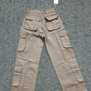 Cargo pants - Helt nya cargo byxor som jag beställde från en sida genom tik tok. När dem kom hem passade dem inte mig i midjan och har inte blivit av att jag har gjort retur, prislappen kvar, väldigt bra pris, helt nya och köpta för 600kr, kom priv för fler bilder