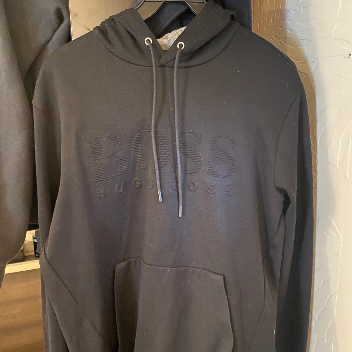 En Hugo Boss Hoodie stprlek M i perfekt skick anvånd fåtal gånger.