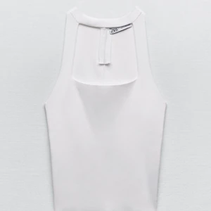 Zara topp - Säljer denna helt oanvända topp då den inte passa mig, lappen sitter kvar! Skriv för fler bilder💓239kr köptes den för men säljer för 200kr