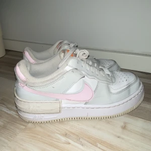 Nike air force - Nike air force 1 limited edition. Strl 40, jag har vanligtvis 39 men dessa passar mig med. Pris exklusive frakt 