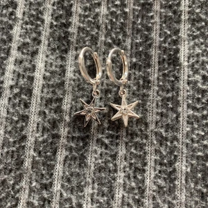 Örhänge från Kappahl❤️‍🔥 - Säljer dessa örhängen från Kappahl. De är aldrig använda så helt nya.💗