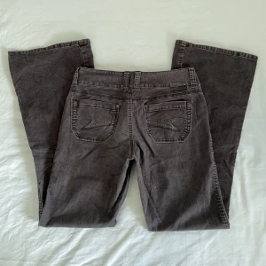 Manchester bootcutbyxor ESPRIT - Säljer mina finaste manchesterbyxor från Esprit i nyskick! Köpta på Sellpy, modellen är bootcut, superfina men kommer ej till användning! 98% bomull, 2% elastan. Midjemått: 68 cm Innerbensmått: 75 cm. Skriv vid intresse eller för fler bilder💞🙌