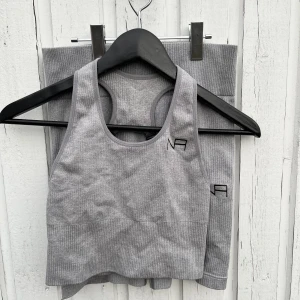 Träningssett - Ett grått träningset från NA i bra skick. Shorts + sport topp som båda är super fina och i bra skick. Shortsen är i M och sporttoppen i XS (dock funkar den för mig som är S)🤍