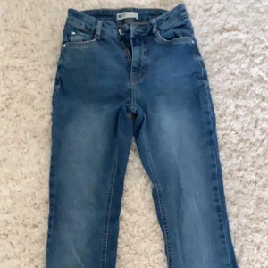 Lågmidjade jeans Gina - säljer dessa låg midjade flare jeans från gina i storlek xs, passar inte mig längre :) 