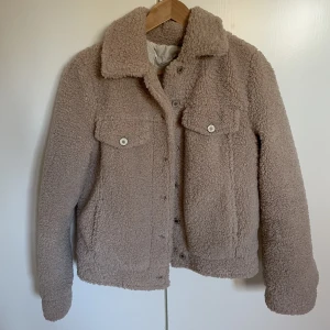 Beige vår/höst-jacka - Storlek XS, bra skick, några hål på insidan som dock inte syns. 