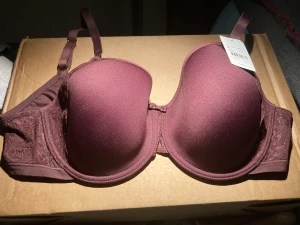 *NY*T-shirt BH Stl 85 C Fr Twilfit  - Ny T-shirt BH i mkt fin kvalitet, glansig djupare lila färg, lätt vadderad, memoryfoam, Stl 85 C, Fr Twilfit.  Nypris 390 kr  Samfraktar, kolla in mina andra annonser! :)