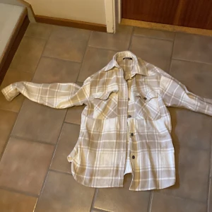 Beige kappa - Beige kappa, perfekt till våren  Från Gina tricot 