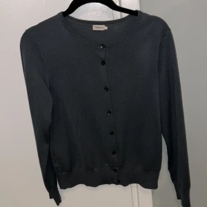 Filippa k kofta - Säljer denna kofta från Filippa k. Köpt för ungefär 1000kr och säljer för 400kr+frakt❤️ kontakta för frågor!