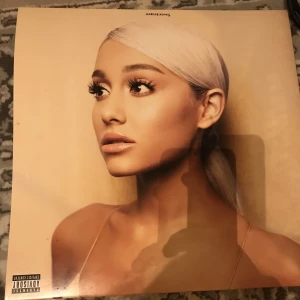 Ariana grande vinyler - Lite damiga då dom stått på en hylla i ett halv år. Nästan aldrig använda. Jätte bra och fint tillstånd. Låtarna som är med finns i sista bilden. Köptes för 400kr säljer dom för 200kr