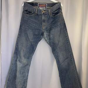 Ett par coola bootcut jeans från Levi’s. Storlek 32x32. Vintage och använda, perfekt till en throwback outfit 🤠 Fri frakt!