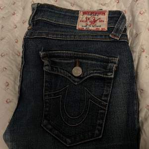 true religion jeans i storlek 29! Lågmidjade