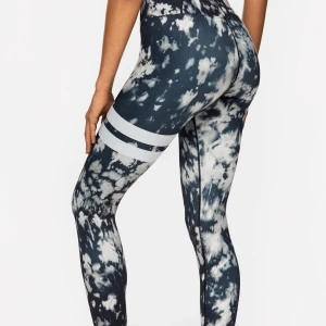 Träningstights från stronger 💥 - Jättefina och sköna tränings tights som tyvärr inte kommer till användning längre 🙈 dom är knappt använda och inga defekter finns! Modellen stardust thights, ordinarie pris är 799kr⭐️