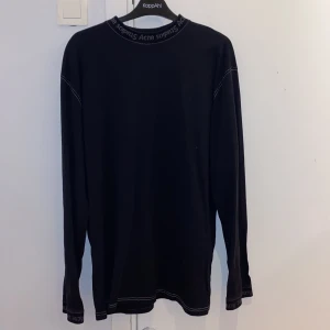 Acne Tröja - Säljer en acne longsleeve i bra skick! Bara använd och tvättad fåtal gånger. Den är i storlek M och är lite längre än vanligt men passar fortfarande mig som är 187.