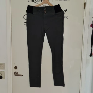 Amisu snygga Byxor storlek 40  - Amisu New yorker  Storlek :40 Skick :Ny skick endast testade men gillade ej dom.